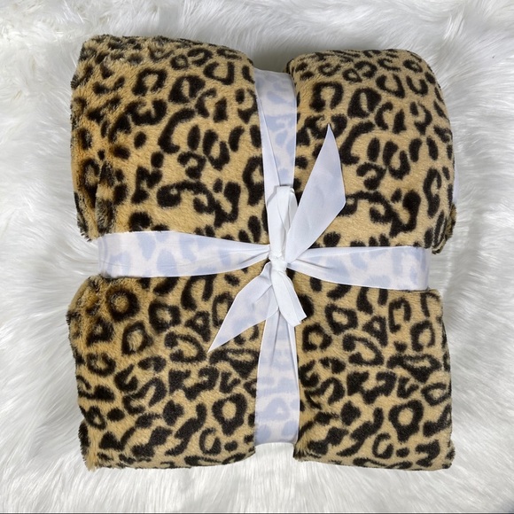⭐️SALE⭐️Cheetah Micromink Sherpa - Picture 2 of 3